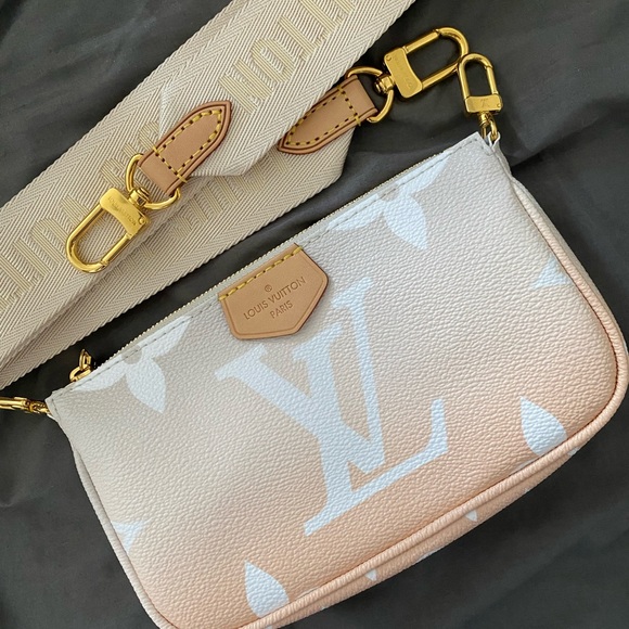 $4️⃣1️⃣0️⃣0️⃣ Limited Edition Multi Pochette Accessoires By the Pool - Picture 5 of 10